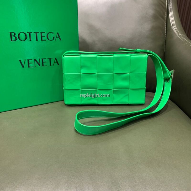 BOTTEGA VENETA-667298 보테가 베네타 파라킷 그린 카세트 크로스백