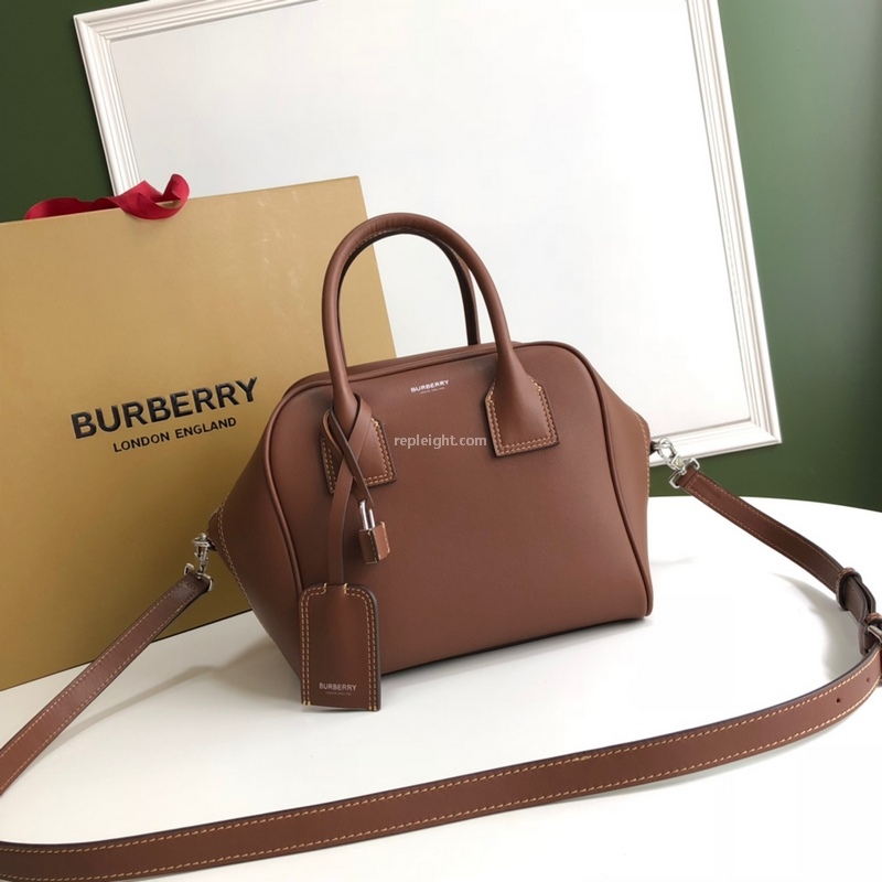 BURBERRY-80148701 버버리 브라운 송아지 가죽 스몰 큐브백