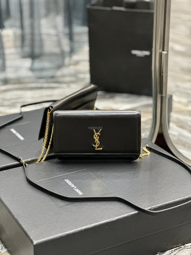 YSL-6350950U40J1000 스트랩이 달린 스무스 모노그램 휴대폰 케이스