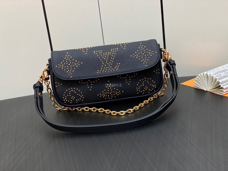 LOUIS VUITTON - 루이비통 m82653 월릿 온 체인 아이비