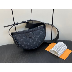 LOUIS VUITTON - 루이비통 m23835 LV 문 크로스바디